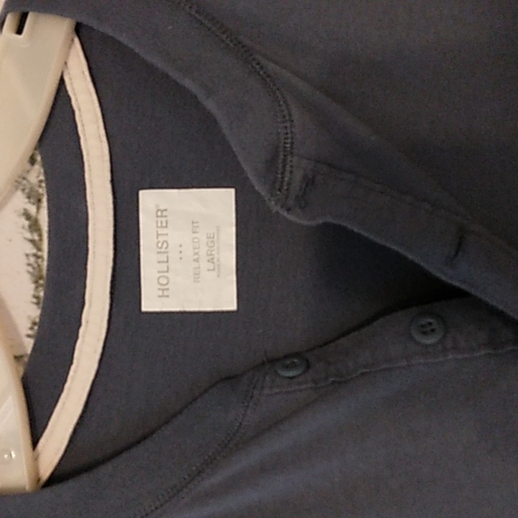 Hollister V-Neck - Picture 2 of 3